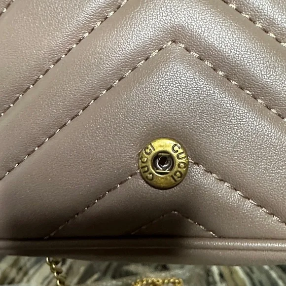 🔥🔥🔥 Gucci Women's Beige Quilted Mini Crossbody Bag with Gold Chain 🔥🔥🔥 - Picture 4 of 8